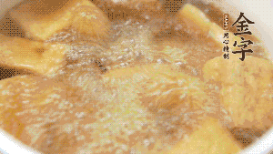 另起一個湯鍋，倒入適量清水，加入炸好的豆腐塊。待水沸騰后，加入臘肉，用生抽、料酒、火腿高湯調(diào)味。燉煮至臘肉熟透，加辣椒圈增加點辣味。（調(diào)料可以根據(jù)個人口味適當(dāng)調(diào)整，火腿高湯能夠讓湯汁更加層次豐富。）