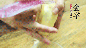 將食材洗凈，茄子、土豆切滾刀塊。