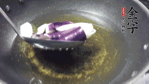 鍋中倒油燒至七成熱，將土豆炸至金黃，茄子炸軟，青椒塊略炸，然后撈出瀝油備用。