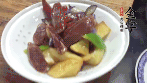 加少量生抽、鹽、糖、雞精調(diào)味，炒熟出鍋即可。