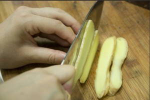 火腿切片，生姜切片。