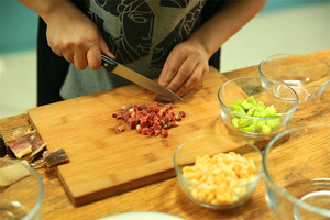 金字火腿隔水蒸15分鐘后切成小丁。