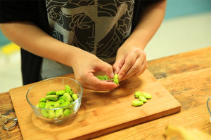 蠶豆剝除外殼，剩下嫩嫩的蠶豆。