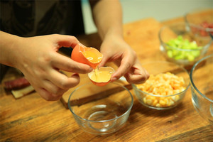 雞蛋蛋白和蛋黃分開，把蛋黃打散。