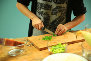 當(dāng)然，如果你愛吃蔥，可以切點(diǎn)蔥花加入。