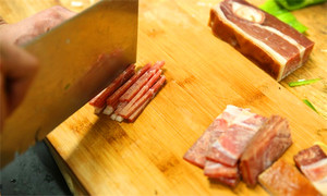 將火腿清洗后切成絲備用。