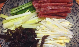 黑木耳泡發(fā)，黑木耳、韭黃、雷筍、青椒切成絲。