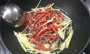 火腿絲、筍絲、黑木耳絲汆水后，瀝干。