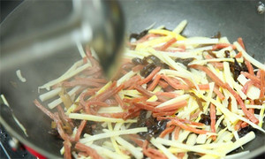 起油鍋，蒜茸煸香，倒入所有食材，加料酒翻炒至熟即可。