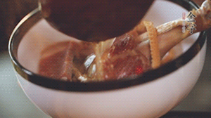 筍干提前冷水浸泡3小時，浸泡后將筍干撕成條狀。