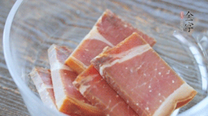 金字火腿切片溫水浸泡5分鐘。