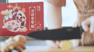 將處理好的老鴨放入冷水鍋中，丟入姜片，冷水煮沸去腥。