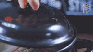 大火煮沸后，小火慢燉1～1.5個(gè)小時(shí)。