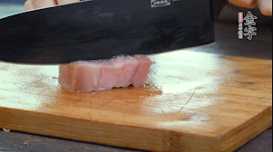 【餡料】1.金字淡咸肉加姜片料酒焯水，春筍焯水后切成小丁。