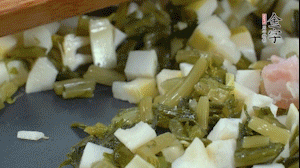【餡料】2.鍋中油8成熱時(shí)，依次放入春筍、雪菜、淡咸肉，翻炒出香味。