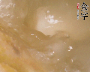 沸騰后撈出蔥結(jié)，小火燉45分鐘，加山藥再燉15分鐘。