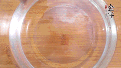 金字火腿切小片，浸泡5分鐘。