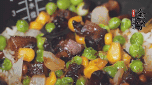 出鍋前加蠔油、生抽調(diào)味，撒點(diǎn)熟白芝麻即可。