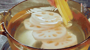 把藕和土豆焯水至八成熟，盛出瀝干水分。