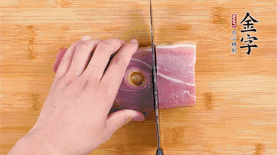 金字火腿切片，老豆腐切成塊，海鮮菇洗凈。