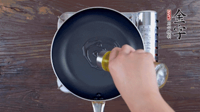 魚頭對(duì)開，洗凈瀝干。鍋中加油，把魚頭兩面煎至金黃色，期間加蔥姜，每面約需時(shí)2-3分鐘。