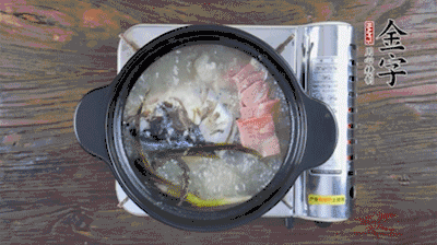 放豆腐、海鮮菇繼續(xù)中小火煮5分鐘。