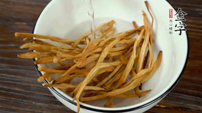 黃花菜、香菇提前泡發(fā)。黃花菜去掉硬頭，香菇切片。