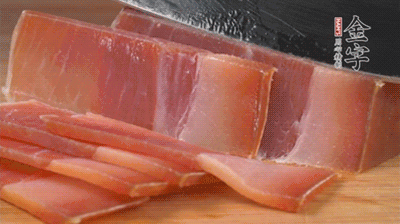 金字火腿切片，溫水浸泡5分鐘。