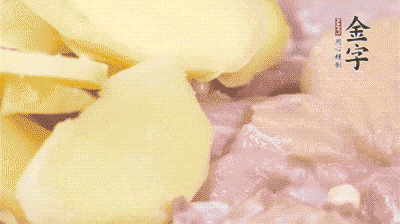 雞肉剁塊，用料酒、蔥、姜、鹽、糖拌均腌制20分鐘。