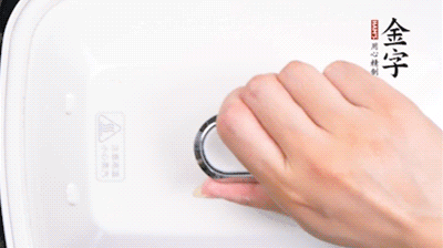 大火煮開(kāi)后，再上鍋中火蒸20分鐘，出鍋后撒上蔥花。