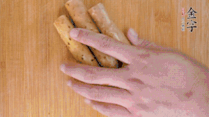 山藥去皮切斜刀塊，毛豆去外殼去膜，姜切片。