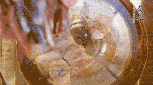 鍋中依次放姜片、排骨、火腿，加料酒、清水煮開(kāi)轉(zhuǎn)小火煮30分鐘。