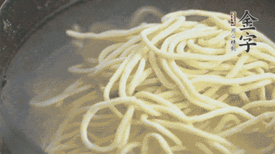 面條煮熟過涼水備用。