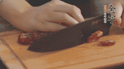 金字土香腸切片，香菇切丁。