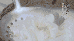 米粉煮熟過(guò)涼水備用。