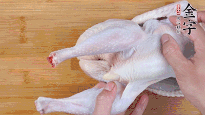 菌菇分別冷水泡發(fā)。雞處理干凈后剁成小塊，放水中浸泡半小時(shí)去血水。