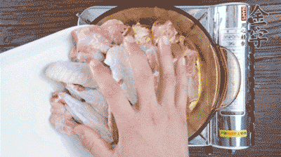 加料酒、蔥姜焯水2分鐘，清洗備用。