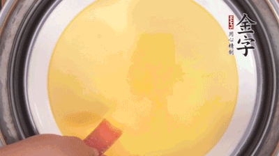 將火腿片均勻鋪上，繼續(xù)蒸6分鐘。