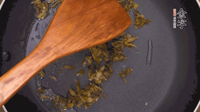 鍋中3成油溫時，下雪菜、辣椒圈翻炒40秒。