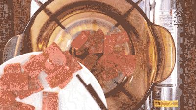 砂鍋中依次放火腿片、豆腐，大火燉開轉(zhuǎn)中小火。