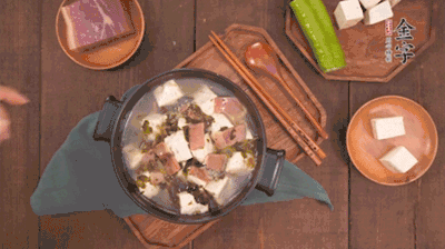 出鍋前撒蔥花。