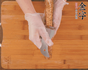 山藥去皮切滾刀塊，熱水汆燙30秒，撈出冷水浸泡。