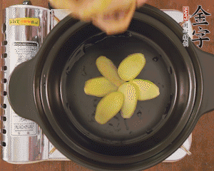 準(zhǔn)備土砂鍋，放姜片、鴿子、火腿片、蔥結(jié)、料酒，加沒過食材多些的清水，中小火燉煮。