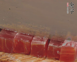 金字火腿切丁，春筍剝殼切丁，豌豆剝粒。