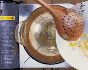 春筍丁焯水，1分鐘后加火腿丁一同汆燙1分鐘。