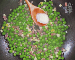 加水、料酒、鹽燒2分鐘即可。
