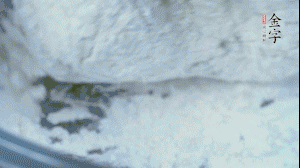 【面皮】2.將糯米粉和粳米粉混合，加煮好的艾草和適量清水，揉搓成面團(tuán)。