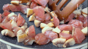 【餡料】4.鍋中油8成熱時(shí)，依次放入菌菇丁、香腸丁，適當(dāng)放點(diǎn)糖調(diào)味，炒熟。