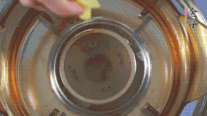 金字淡咸肉加姜片、料酒，冷水入鍋焯水。