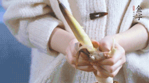 春筍切滾刀塊，加少許鹽，焯水備用。